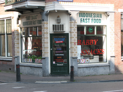 820525 Gezicht op de winkelpui van het hoekpand Voorstraat 76 (Indonesian Fastfood Babby Snacks ) te Utrecht; rechts de ...